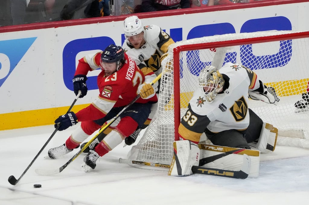 Jack Eichel (9) der Vegas Golden Knights verteidigt gegen Carter Verhaeghe (23) von den Florida Panthers (M).