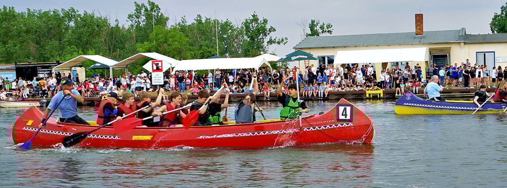 Wettkampf und tolle Stimmung prägten den Schülergroßbootcup am und auf dem Kanal.
