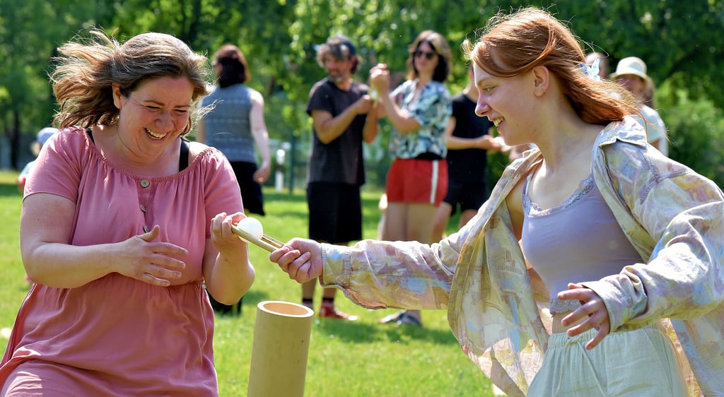 Teambildende Maßnahmen standen für die Kita-Angestellten am Mondsee an: Anja (l.) und Janet versuchten sich hier im „Sushiball“, eine Art Eierlaufen.