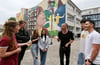 Ulrike Hänert und Christian Wagner sprechen in der Hofpause mit Schülern der Sekundarschule „Am Fliederweg“. 