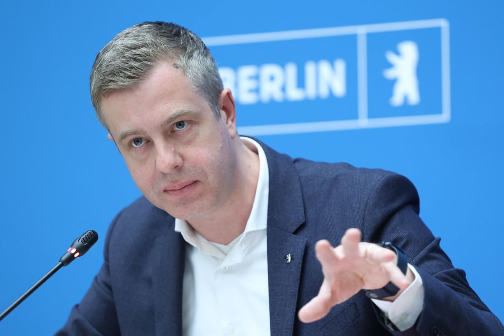 Finanzsenator Stefan Evers spricht auf einer Pressekonferenz.