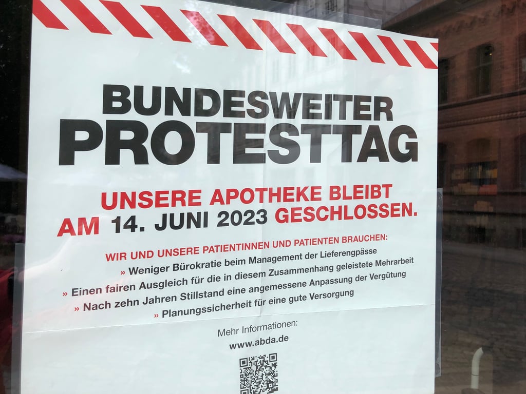 Mit Aushängen wie diesem machen die Apotheken darauf aufmerksam, dass sie sich am bundesweiten Protesttag beteiligen und was sie mit diesem einfordern.