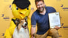 Der „Goldene Spatz“, Filmhund „Bandit“ und Regisseur Hannes Olderdissen freuen sich über die Auszeichnung für „Lassie - Ein neues Abenteuer“.
