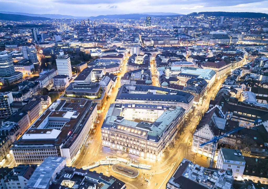 Eine Luftaufnahme zeigt die Hauptsitze der Schweizer Banken Credit Suisse (r) und UBS (l) am Paradeplatz in Zürich.