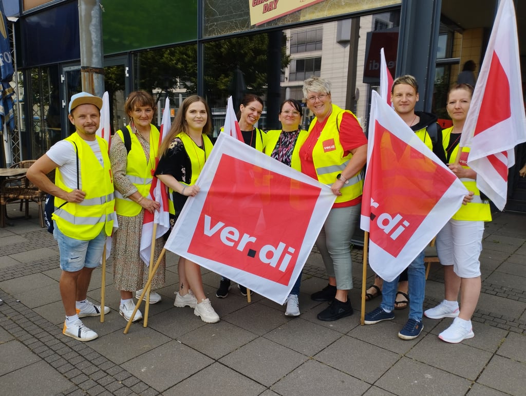 Beschäftigte aus dem Einzelhandel, hier Mitarbeiter von Kaufland im Magdeburger City Carré, sind am Freitag, 9. Juni 2023, in den Streik getreten.