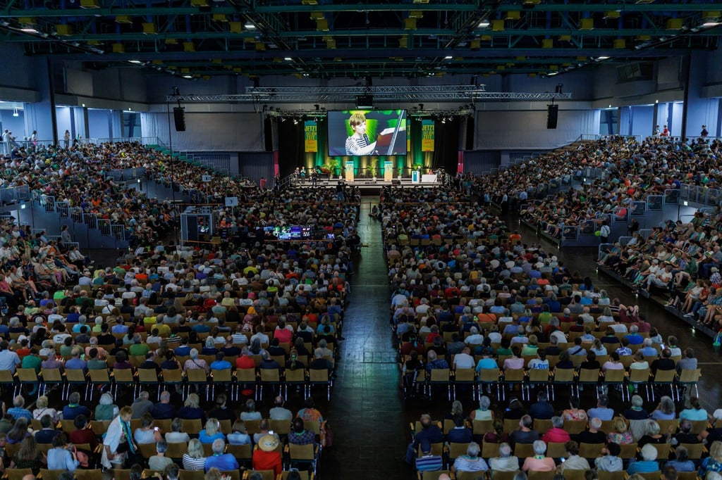 Besucher des 38. Deutschen Evangelischen Kirchentages verfolgen eine Bibelarbeit.