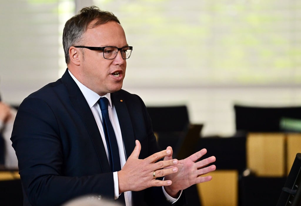 Mario Voigt, CDU-Fraktionsvorsitzender im Landtag von Thüringen, redet im Plenarsaal des Landtags.
