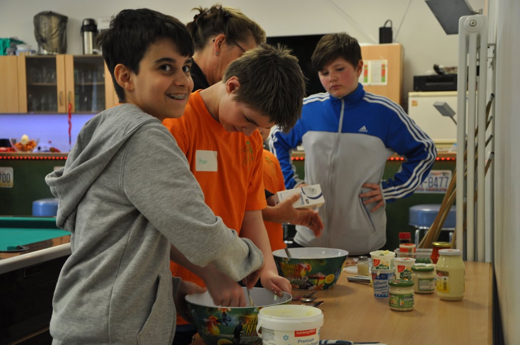 Magdeburger Schüler bereite bei einem Kochworkshop das gemeinsame Mittagessen zu.