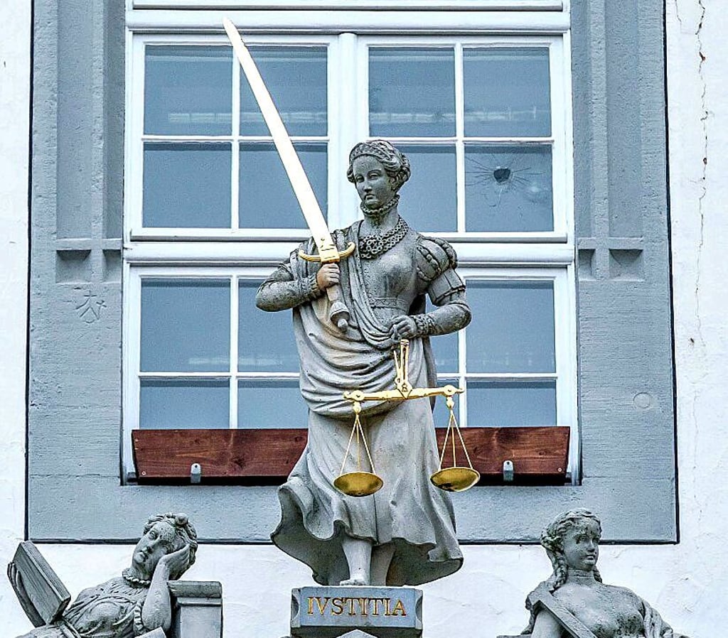 Justitia auf dem Portal des Alten Rathauses in Wittenberg