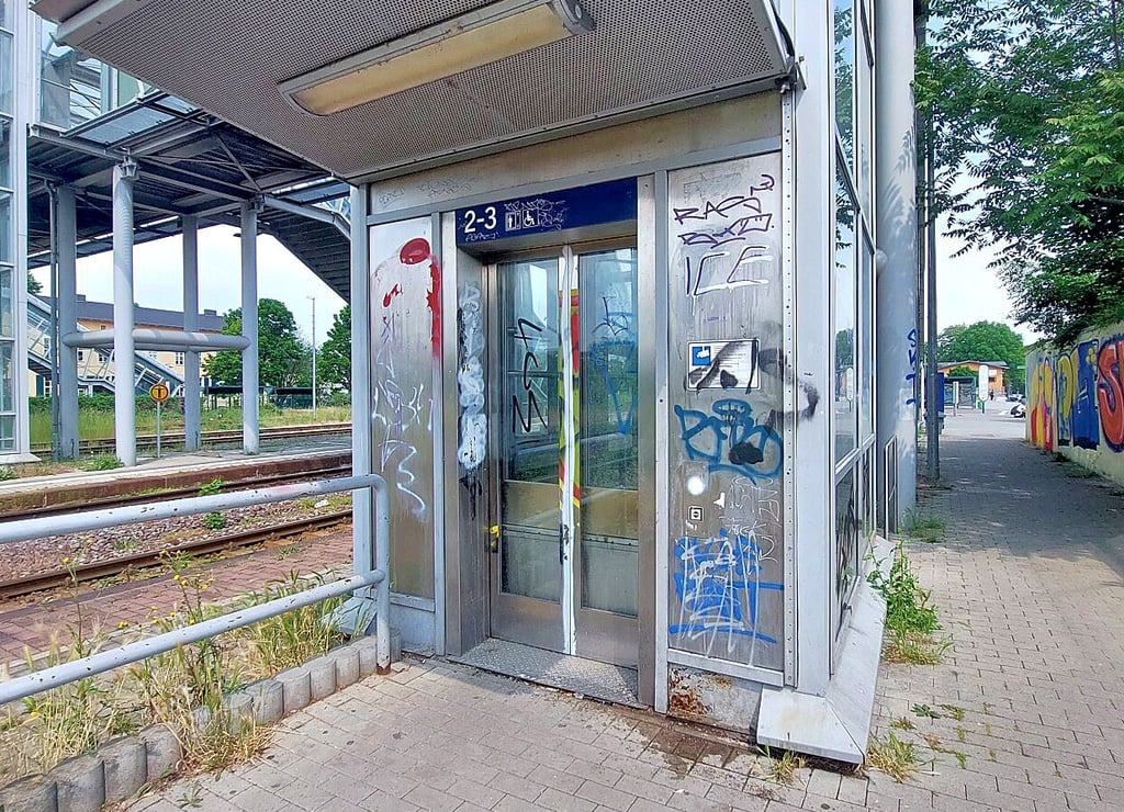 Der Fahrstuhl an Bahngleis 1 ist seit sechs Wochen kaputt. Die Stadt Staßfurt kann nicht sagen, wann er repariert ist.