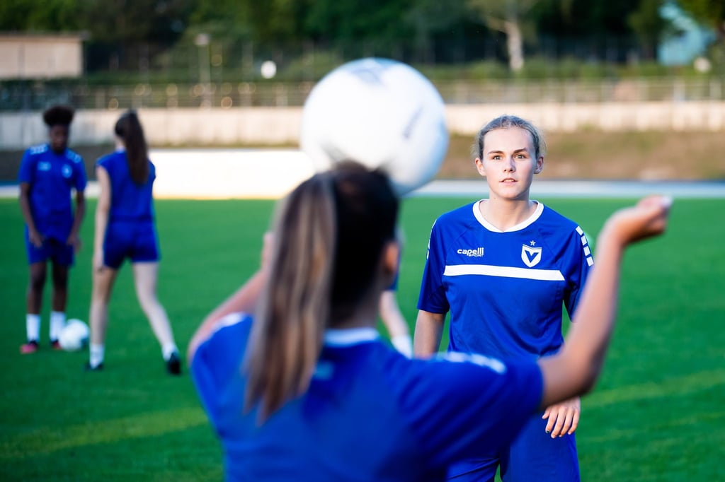 Sophie Brünner (r) beim Training der Frauenmannschaft von FC Viktoria 1889 Berlin im Stadion Lichterfelde.