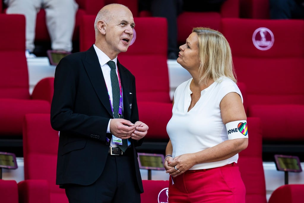 Bundesinnenministerin Nancy Faeser (SPD) und DFB-Präsident Bernd Neuendorf unterhalten sich.