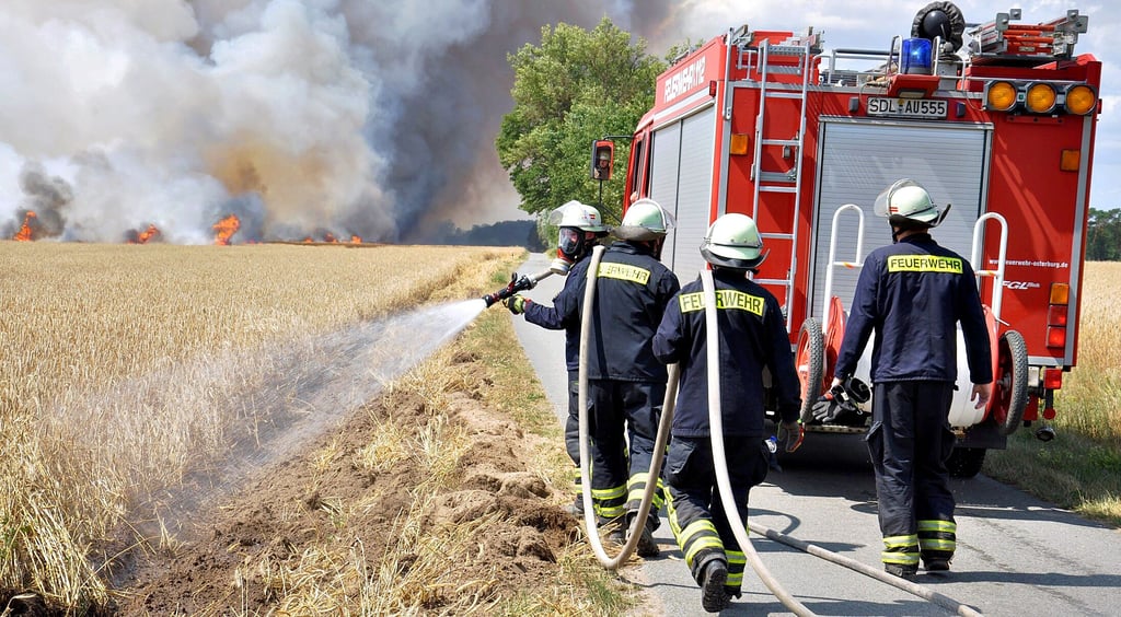 Getreidebrand, 27. Juli 2019 bei Rossau (Einheitsgemeinde Osterburg). Die Feuerwehr ist in derlei Fällen auf die Hilfe von Landwirten angewiesen.