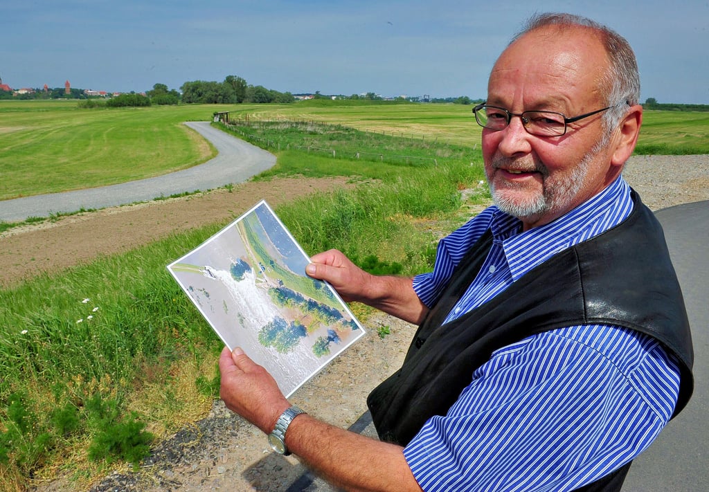 Fünf Jahre nach der Flutkatastrophe an der Elbe in Fischbeck ist dieses Foto entstanden. Bodo Ladwig zeigte auf dem inzwischen erneuerten Deich ein Bild vom Deichbruch im Juni 2013.