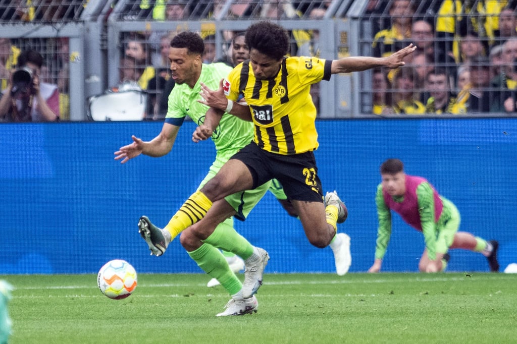 Soll ein Kandidat beim BVB sein: Felix Nmecha (l) vom VfL Wolfsburg.
