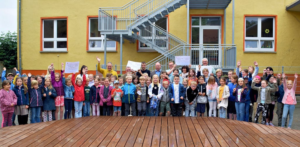 Die Grundschüler bedanken sich für die Spende an den Schulförderverein.