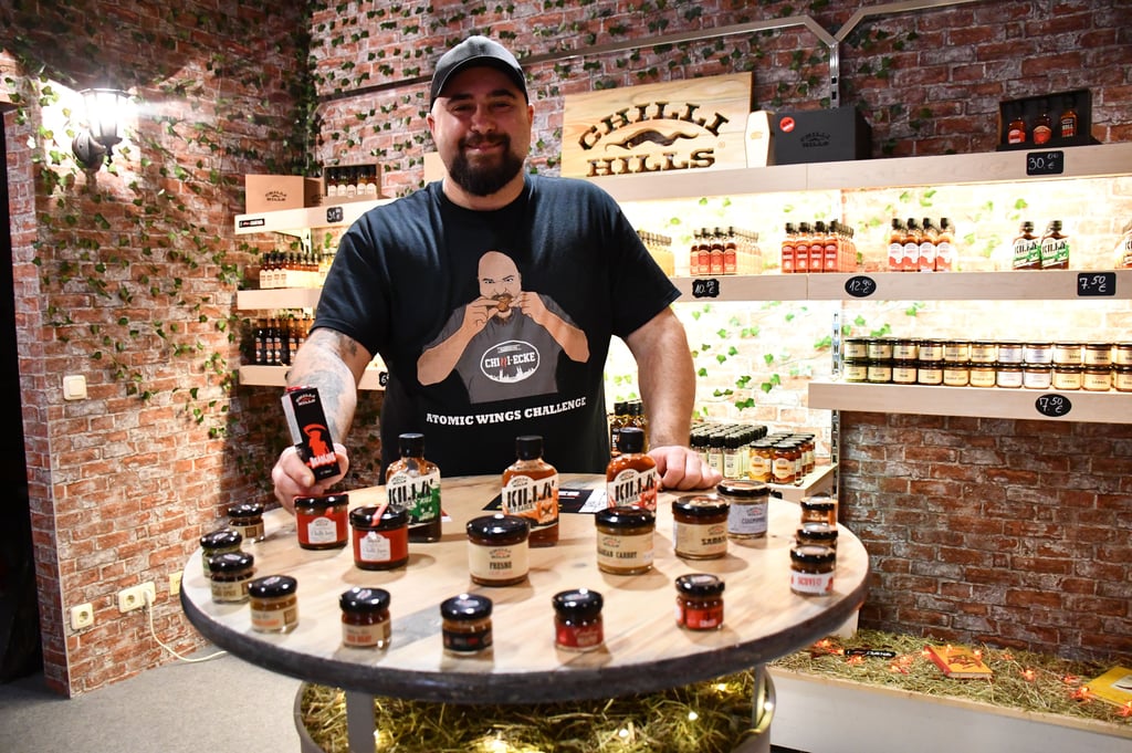 Boyan Parnev hat in Magdeburg einen Shop nur mit scharfen Chili-Produkten eröffnet.