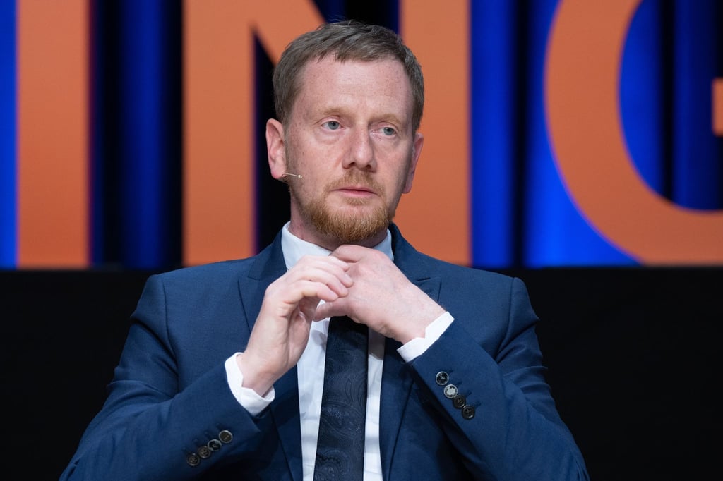 Michael Kretschmer (CDU), Ministerpräsident von Sachsen, sitzt während einer Podiumsdiskussion im Rahmen einer Wissenschaftskonferenz auf seinem Platz.