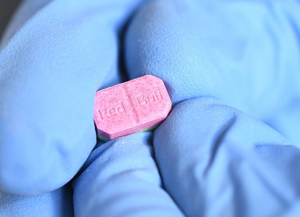 Ein Mitarbeiter zeigt eine Ecstasy-Pille.