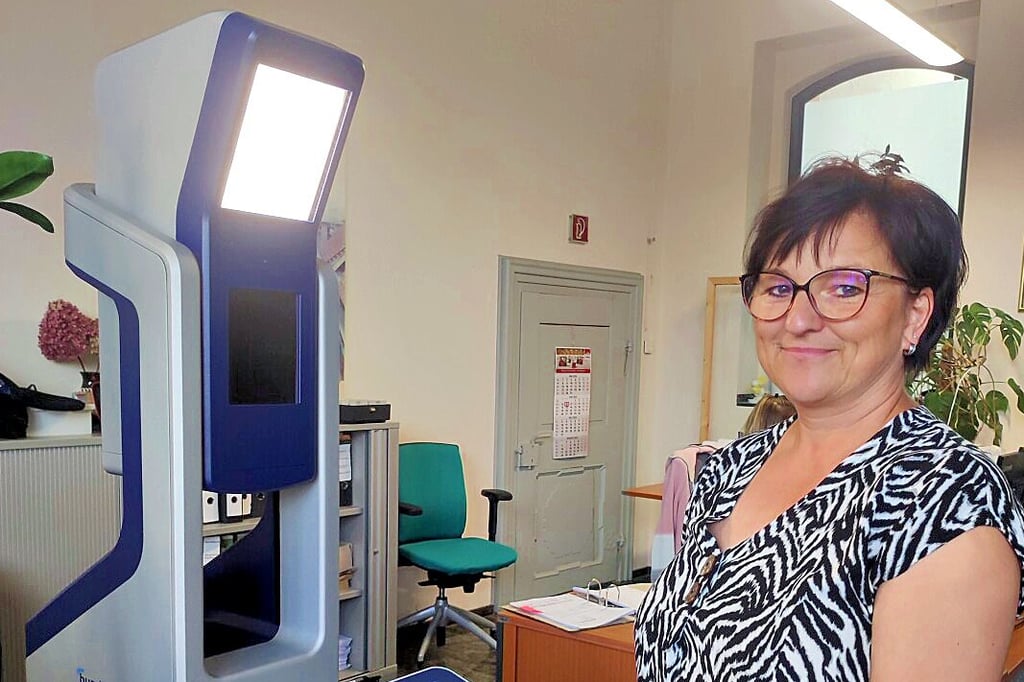 Simone Groß, Leiterin des Bürgerbüros von Haldensleben, präsentiert das neue Passbildgerät.