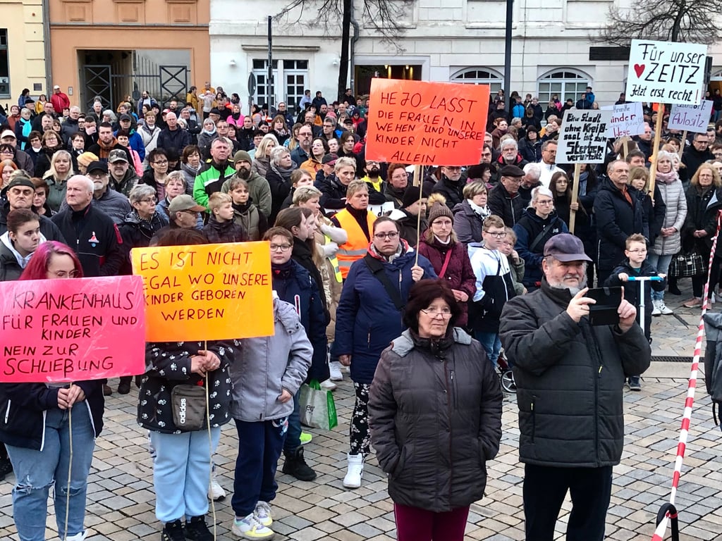 Im März hatten noch Tausende Zeitzer versucht, die Schließung von Geburtshilfe und Pädiatrie mit ihrem Protest zu verhindern. Gegen die Entwicklung auf der gynäkologischen Station wird es keine Proteste geben, die Entwicklung war abehbar.