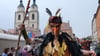 Ein Darsteller in historischem Kostüm zieht beim Festumzug durch die Innenstadt.