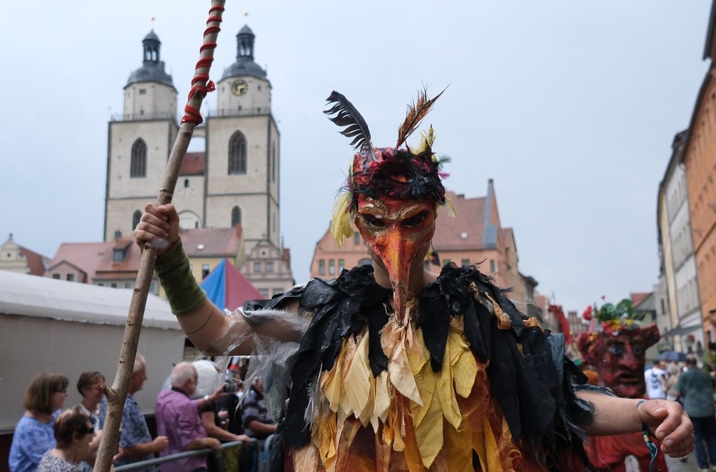 Ein Darsteller in historischem Kostüm zieht beim Festumzug durch die Innenstadt.