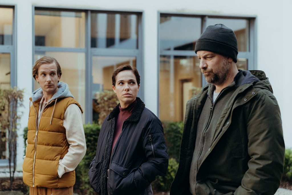 Elisabeth Eyckhoff (Verena Altenberger, M) und Dennis Eden (Stephan Zinner, r) stehen mit dem Manager der Garden Wox, Sven Dörner (Max Rothbart, l) zusammen.