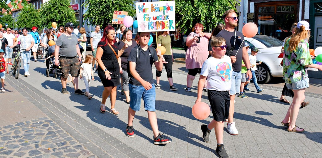 An der Demonstration in Arendsee nahmen neben Erwachsenen auch Kinder und Jugendliche teil.