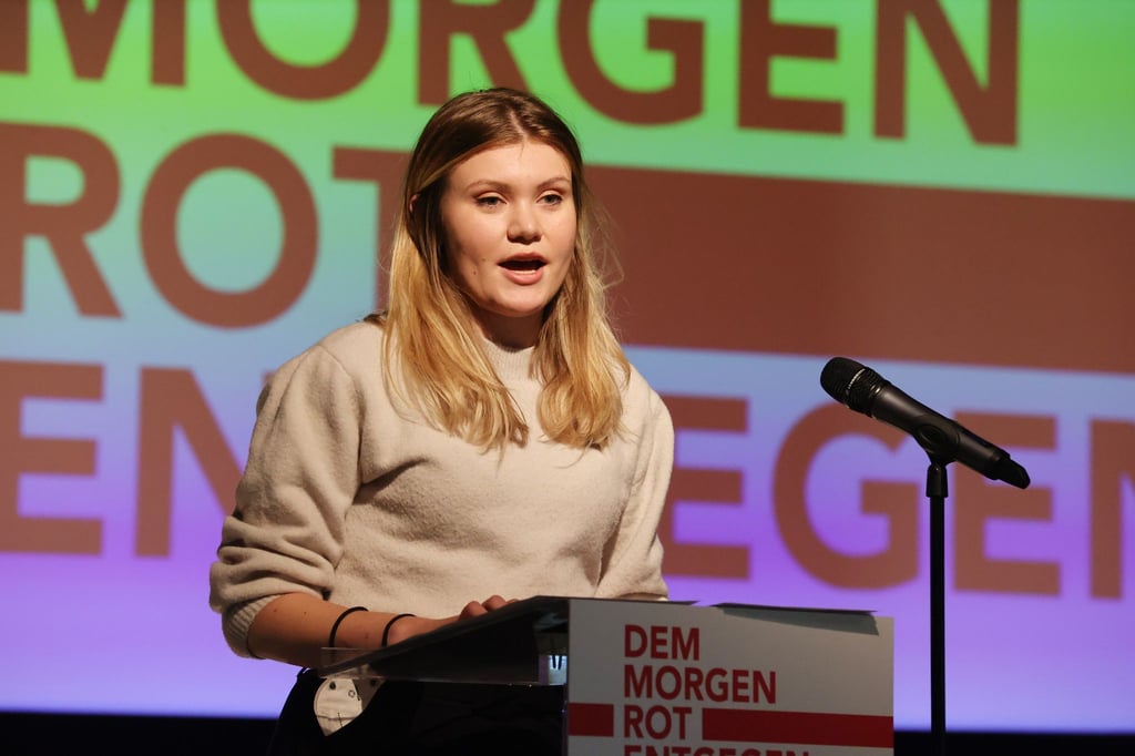Melissa Butt spricht bei der Landeskonferenz der Jusos Thüringen.