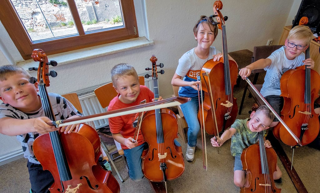 Die jungen Cellisten der Musikschule Anna-Magdalena-Bach in Zeitz haben Spaß bei der Probe. Von links: Pepe Grun, Benedikt Alex, Henry Scharf, Matteo Prößdorf und Karl Neugebauer.