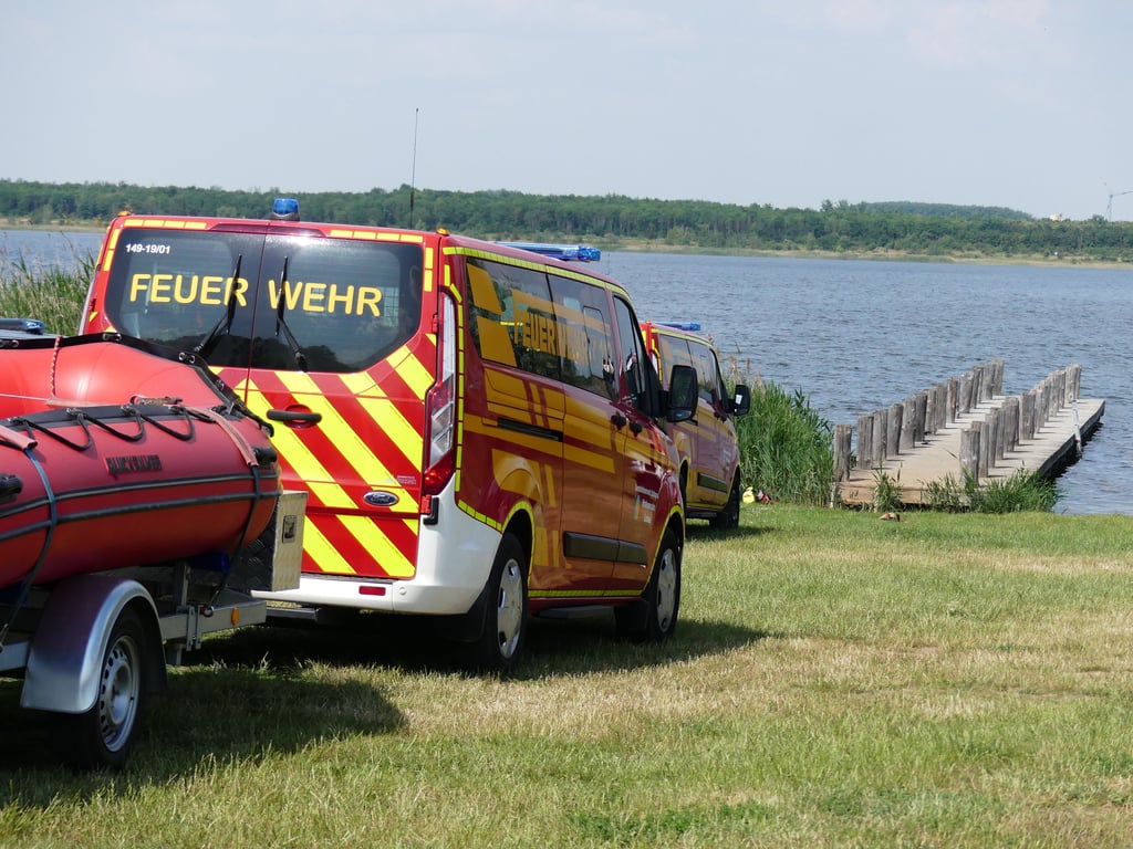 Feuerwehr und Polizei waren am Freitagnachmittag nahe des Badestegs im Einsatz