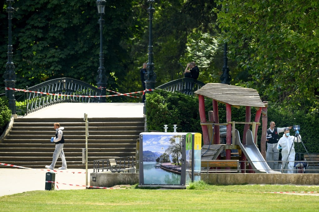 Polizisten ermitteln am Tatort nach einem Messerangriff in einem Park in Annecy.