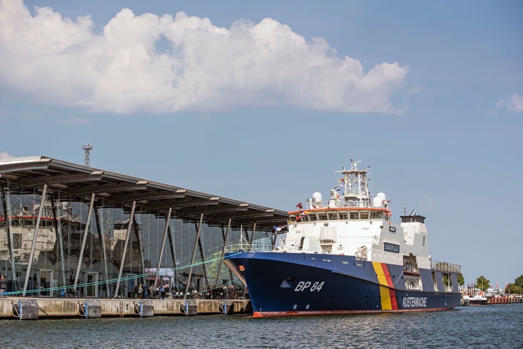 Das Bundespolizeischiff BP 84 „Neustadt“ liegt am Kreuzfahrtterminal Warnemünde.