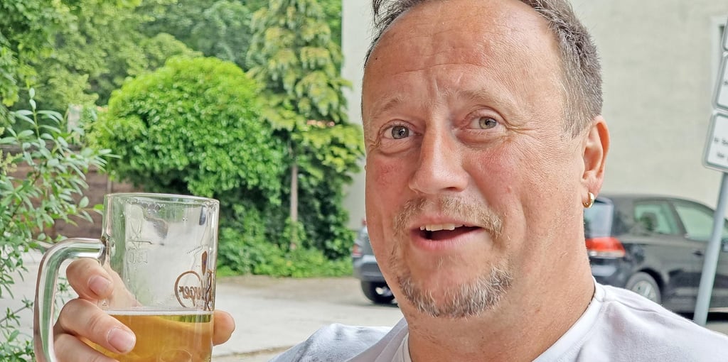 Andreas Horn war der erste Gast im Ascherslebener Biergarten. Obwohl er in Regensburg wohnt.