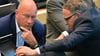 Thomas Kemmerich (FDP, l), Gruppensprecher, und und Mario Voigt (CDU), Fraktionsvorsitzender, unterhalten sich im Plenarsaal des Thüringer Landtags.