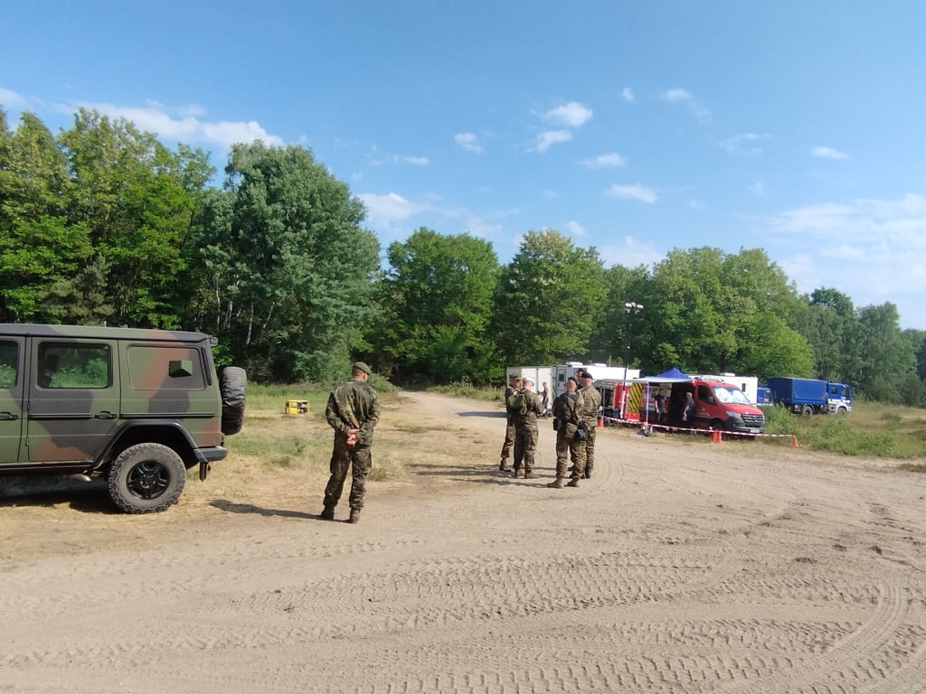 Bundeswehrsoldaten stehen an der Koordinierungsstelle für den Waldbrand im Landkreis Teltow-Fläming.