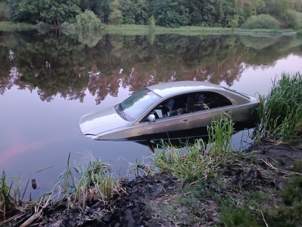 Missglückter Angelausflug: Auto muss von Feuerwehr aus Teich geborgen werden.