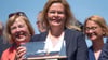 Bundesinnenministerin Nancy Faeser (SPD) hält nach der Taufe des Bundespolizeischiffs ein Modell davon in der Hand.