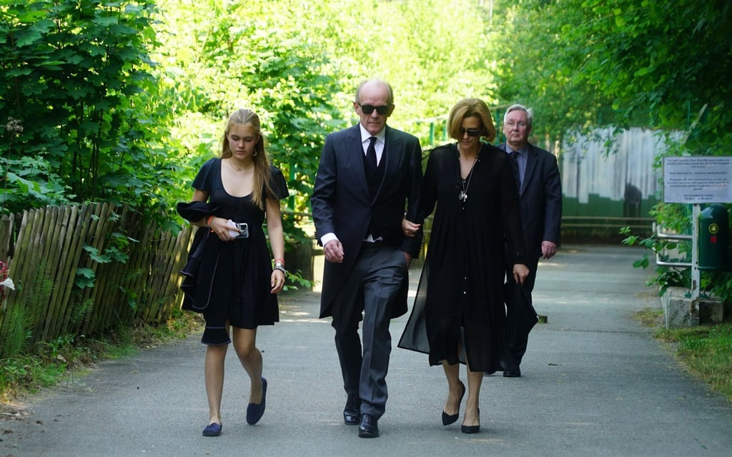 Gregor von Bismarck kommt mit Samantha Della Schiava (r) zur Beisetzung seiner Mutter, Fürstin Elisabeth von Bismarck.