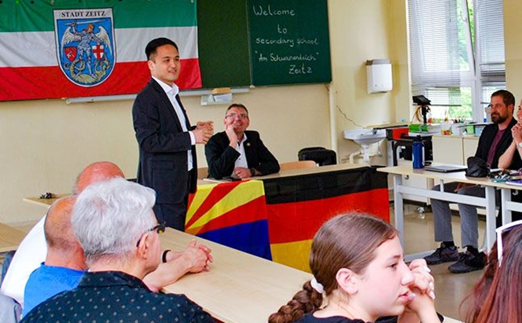 Der US-Generalkonsul Ken Toko besuchte die Austausch-Schüler in der Sekundarschule Am Schwanenteich in Zeitz.