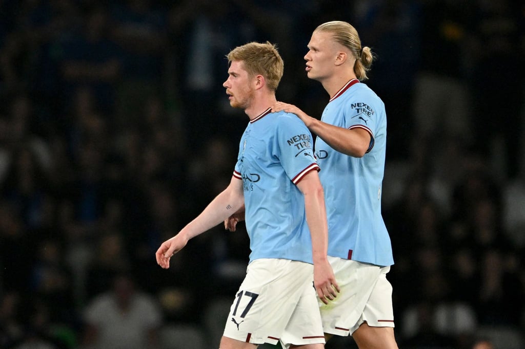 Kevin De Bruyne (l) wird bei seiner verletzungsbedingten Auswechslung von Erling Haaland getröstet.