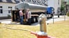 Ein Tanklastwagen einer Molkerei versorgt das Krankenhaus mit Trinkwasser.