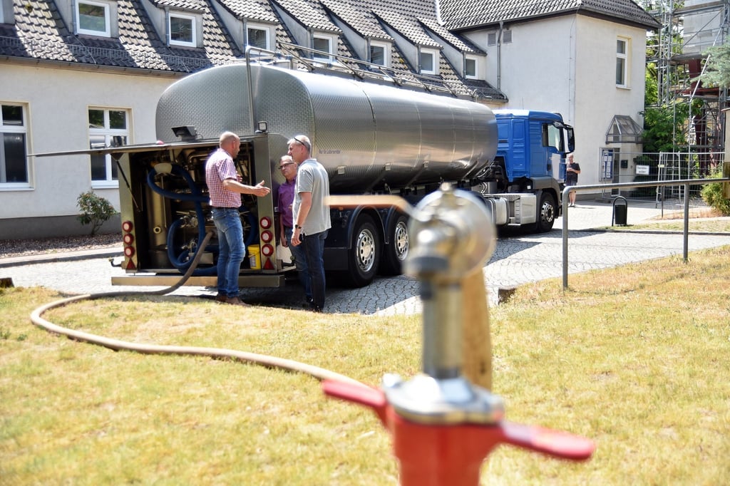 Ein Tanklastwagen einer Molkerei versorgt das Krankenhaus mit Trinkwasser.