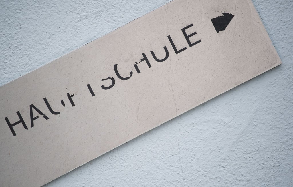 Ein lädiertes Schild mit der Aufschrift „Hauptschule“.