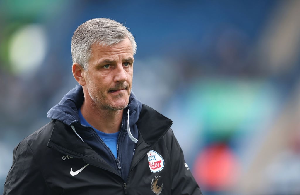 Der Trainer Jens Härtel läuft vor dem Anpfiff über das Spielfeld.