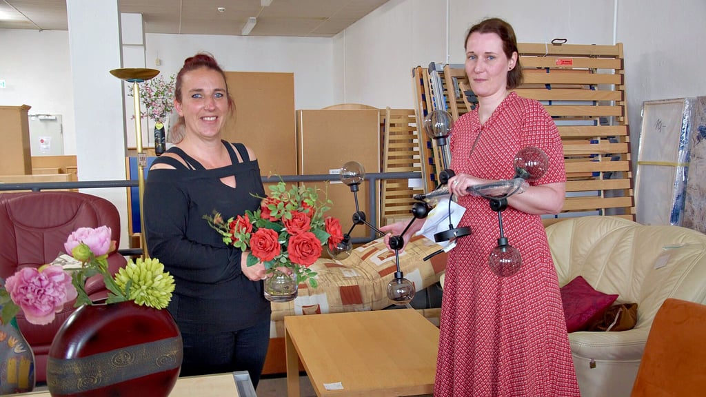 Koordinatorin Andrea Heyse (links) und Sachgebietsleiterin Beate Keune im AQB Möbel- und Hausratservice in der Karl-Schmidt-Straße. Magdeburger mit schmalem Geldbeutel finden hier preiswert fast alles für die Wohnung. Es sind gespendete Gegenstände, die sonst auf dem Müll gelandet wären.