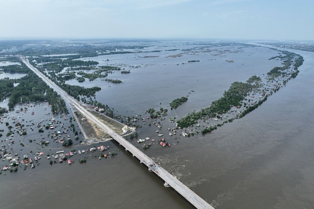 Die Zerstörung des Kachowka-Damms im Süden der Ukraine beeinträchtigt die Trinkwasserversorgung, die Lebensmittelversorgung und die Ökosysteme, die bis zum Schwarzen Meer reichen.