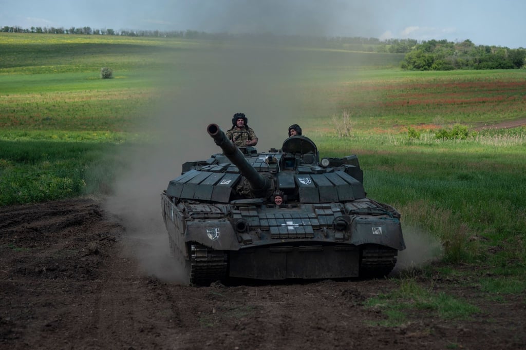 Ein ukrainischer Panzer fährt in der Nähe von Tschassiw Jar.