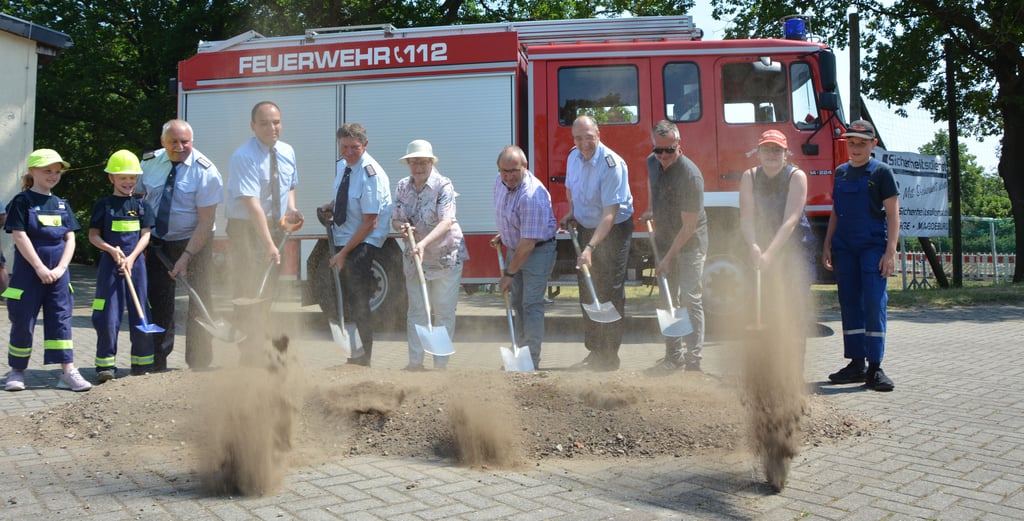 Das sind ja mehr Spaten als bei der A14, witzelte man. Na und? Mesebergs Freude über die neue Fahrzeughalle ist eben groß. Im Hintergrund das Löschgruppenfahrzeug 16/12, das in die Halle kommt.